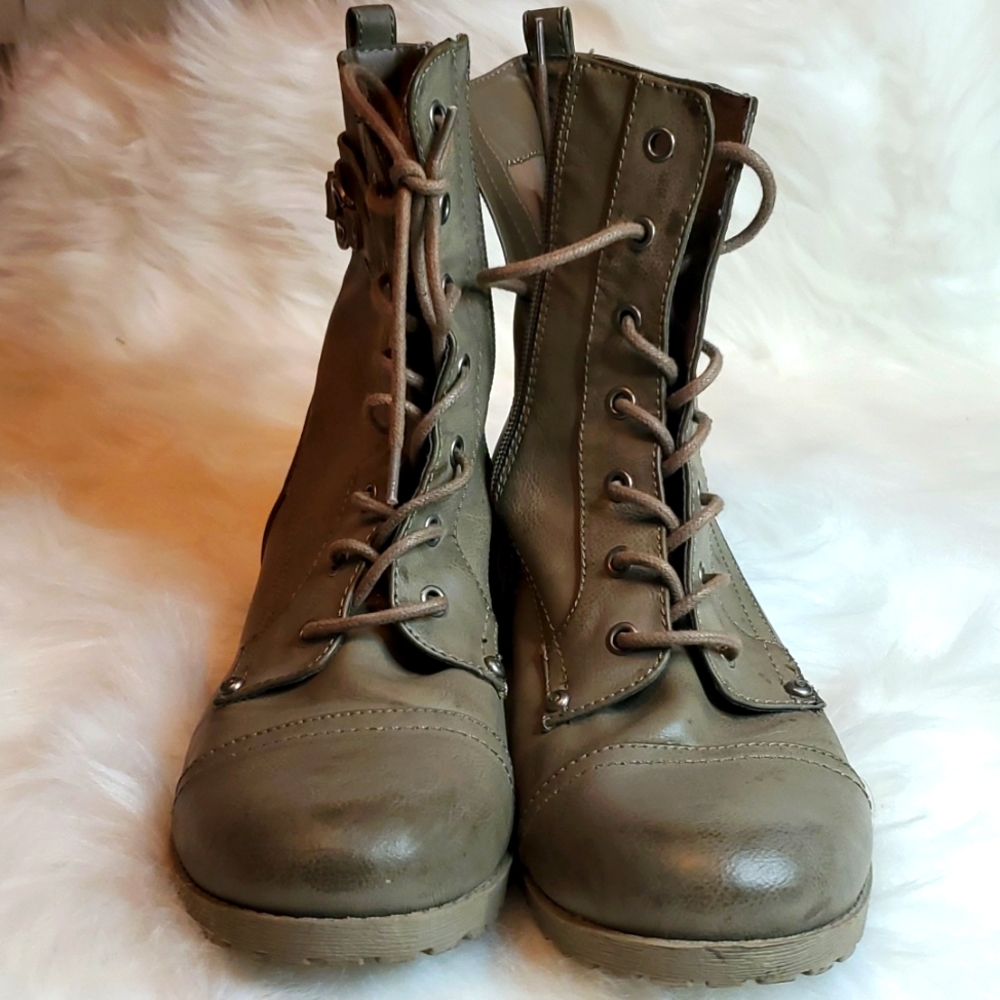 Light Weight Guess Boots!